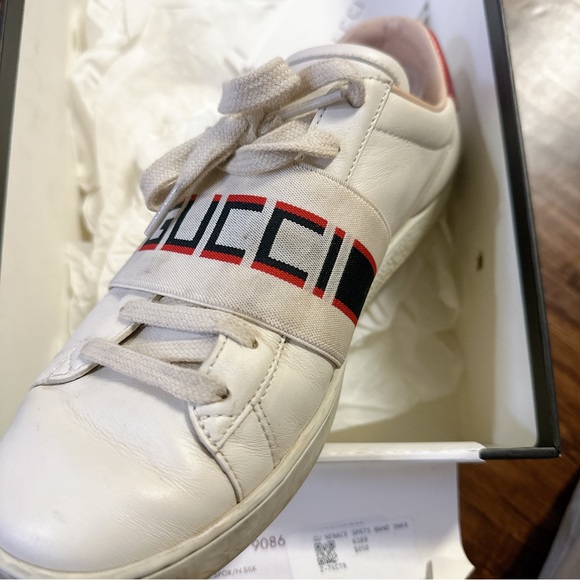 Women Gucci Sneakers - Picture 2 of 4